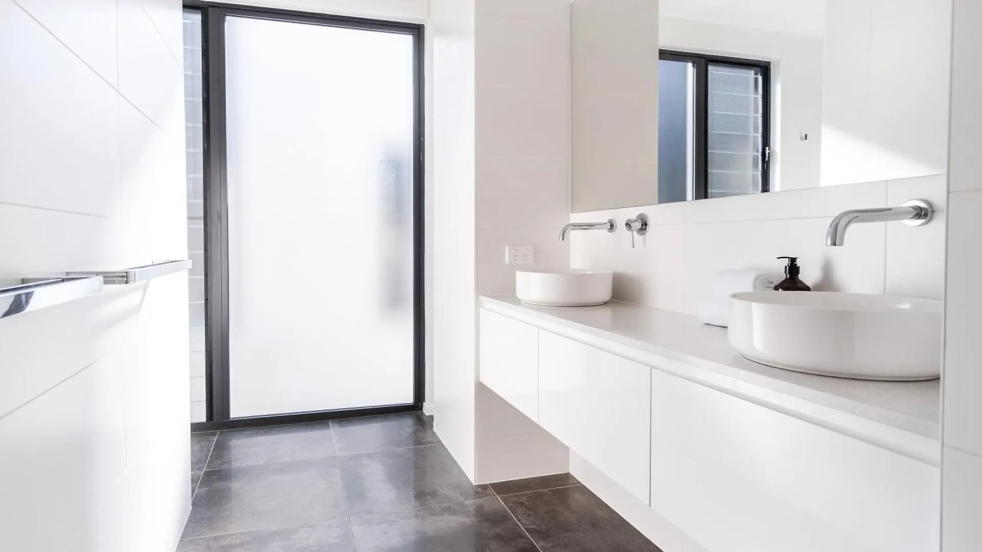 Luxury Lakeside Living At Birtinya Kawana Waters Holiday home