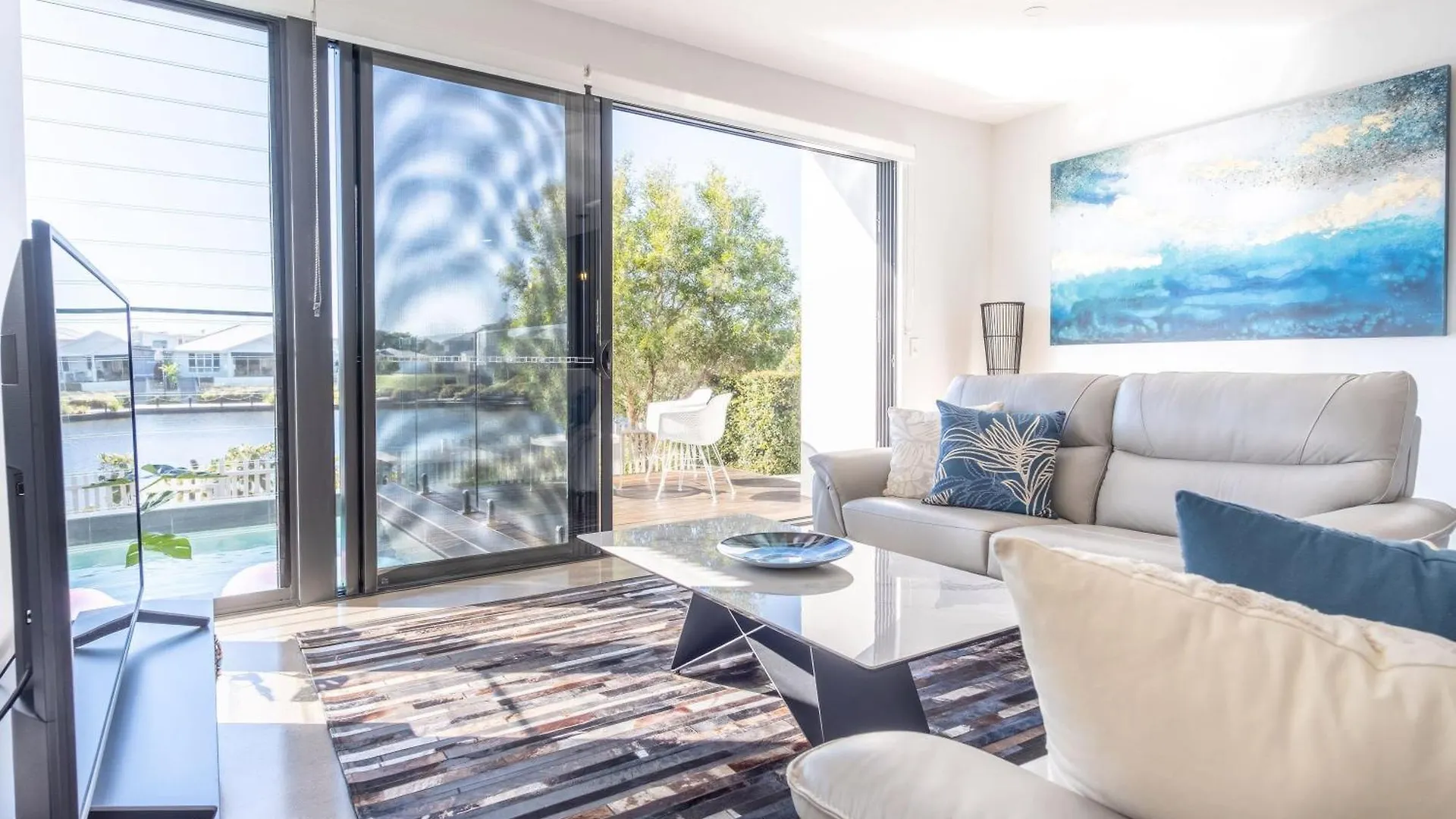 Luxury Lakeside Living At Birtinya Kawana Waters