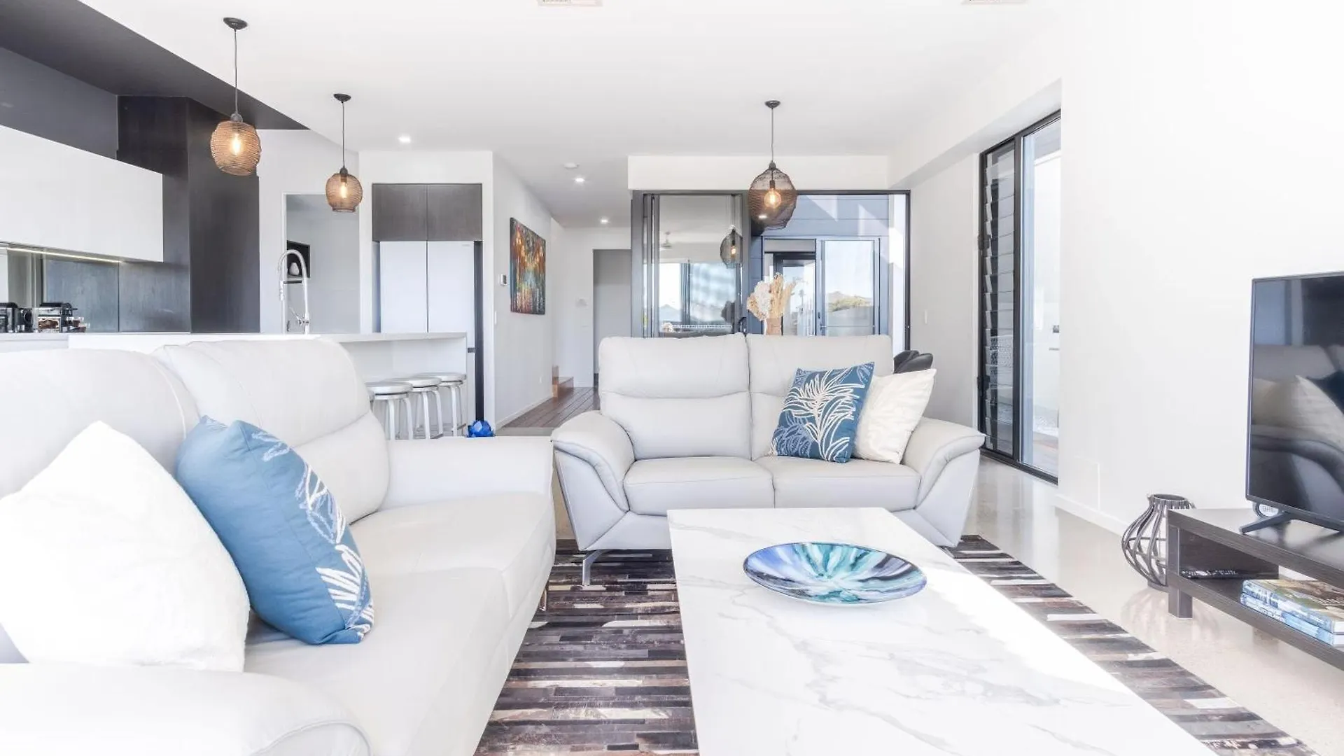 Luxury Lakeside Living At Birtinya Kawana Waters Holiday home