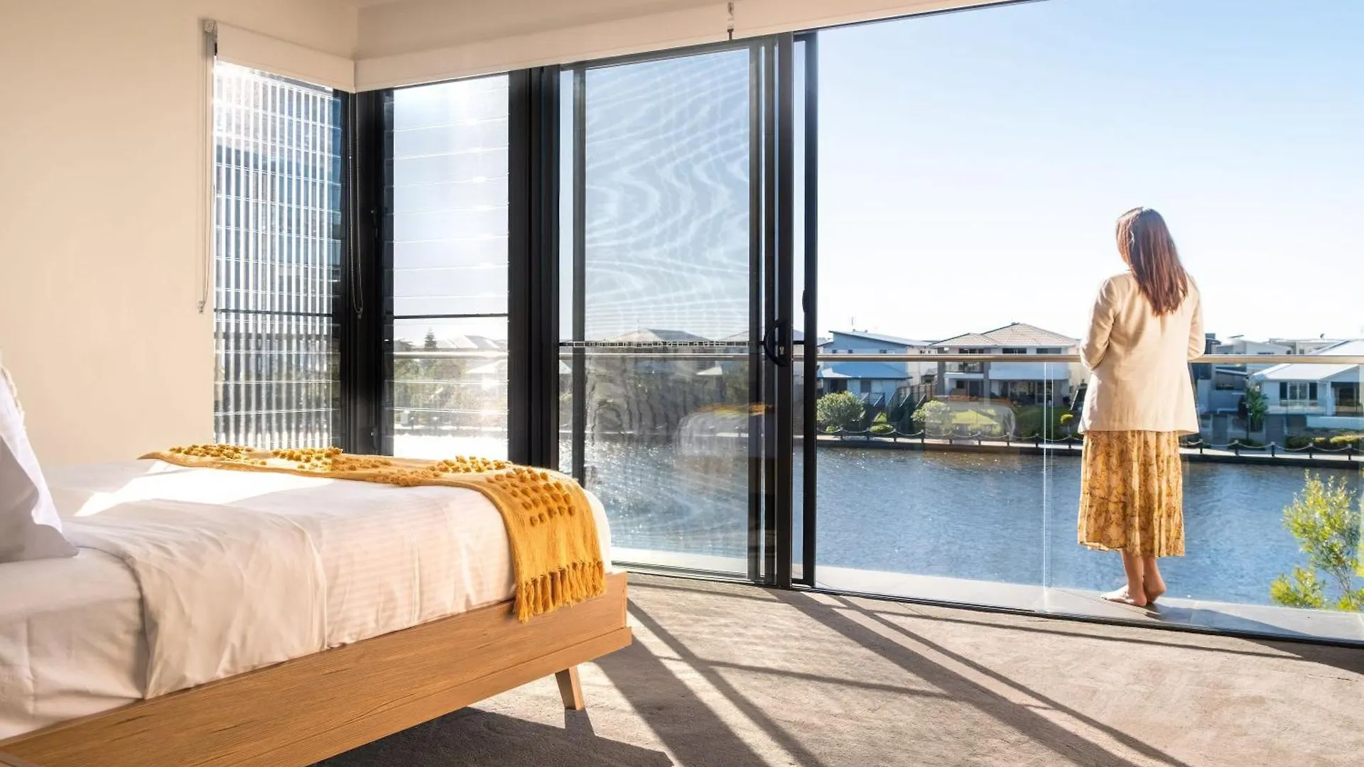 Luxury Lakeside Living At Birtinya Kawana Waters